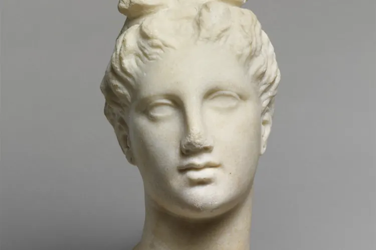 Мраморная голова молодой женщины с надгробной статуи, конец IV в. до н. э.